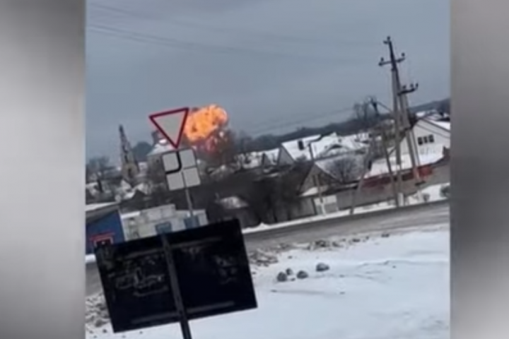 Captura de unos de los vídeos del momento en el que se estrella el avión militar ruso.