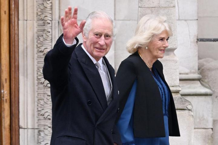 Carlos III, saludando tras recibir el alta hospitalaria este lunes.