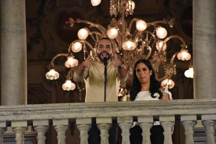 Nayib Bukele, acompañado de su esposa Gabriela Rodríguez, celebrando su victoria electoral desde el balcón presidencial en Ciudad de El Salvador.
