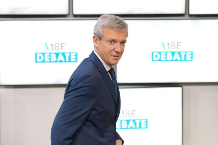 El presidente de la Xunta de Galicia y candidato del PP a la reelección, Alfonso Rueda, a su llegada al único debate electoral al que asistirá en campaña.