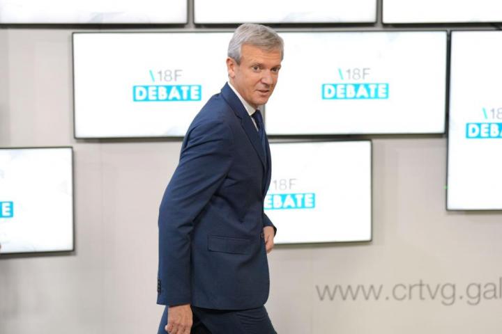 El presidente de la Xunta de Galicia y candidato del PP a la reelección, Alfonso Rueda, a su llegada al único debate electoral al que asistirá en campaña.
