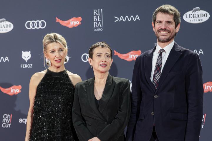 Los ministros Yolanda Díaz y Ernest Urtasun, junto a la periodista María Guerra en los Premios Feroz 2024.
