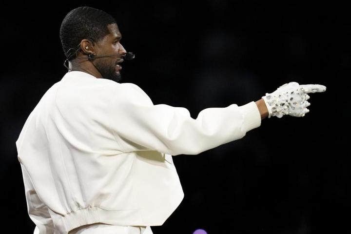 Usher en su actuación del descanso de la final de la Super Bowl 2024.