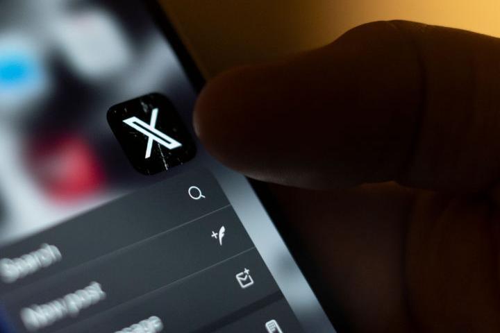 Un usuario pulsa la pantalla de su teléfono móvil para abrir la app de la red social 'X'.