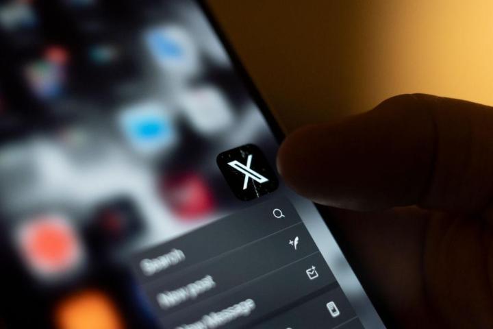 Un usuario pulsa la pantalla de su teléfono móvil para abrir la app de la red social 'X'.