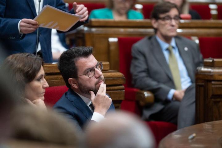 Pere Aragonès, pensativo, en una sesión del Parlamento catalán