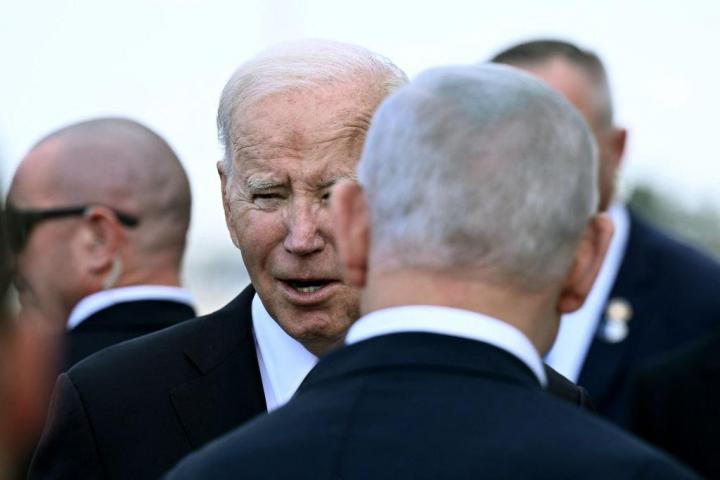 Biden conversa con Netanyahu (de espaldas) en un encuentro en octubre
