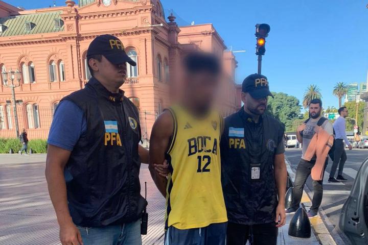 La imagen del detenido en la Casa Rosada distribuida por Patrica Bullrich.