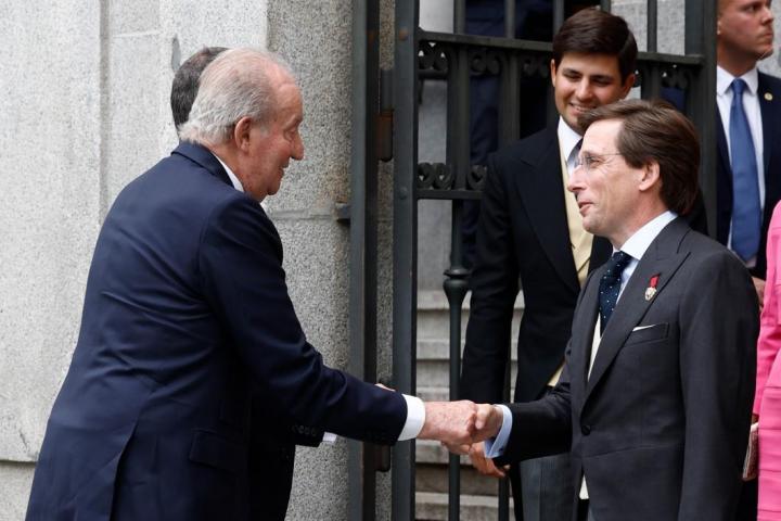 Juan Carlos I saludando a José Luis Martínez-Almeida