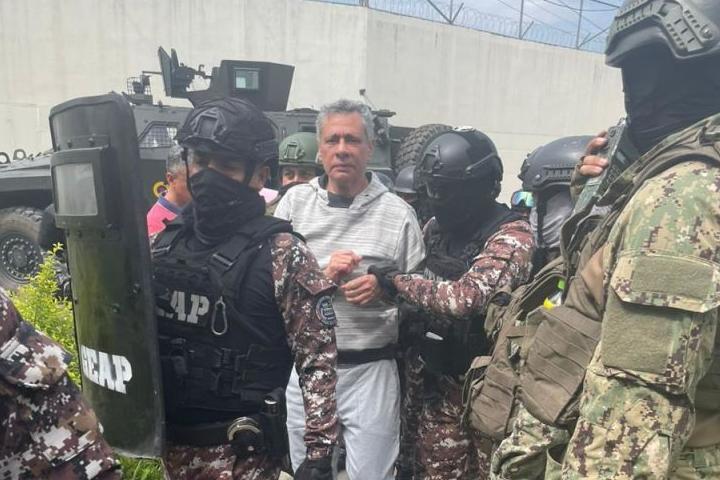 El ex vicepresidente de Ecuador, Jorge Glas, custodiado en su ingreso en la cárcel de máxima seguridad 'La Roca'.