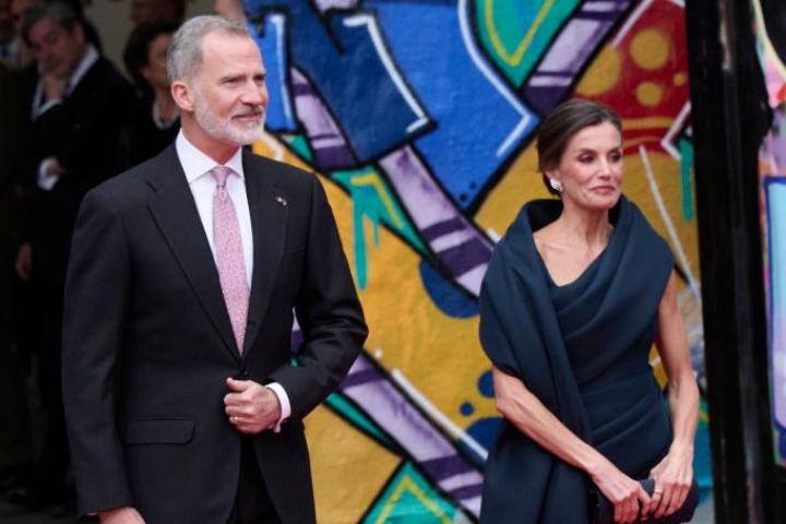 Los reyes Felipe y Letizia, durante su visita al Straat Museum de Amsterdam, en su último acto del viaje de estado a Países Bajos el 18 de abril de 2024.