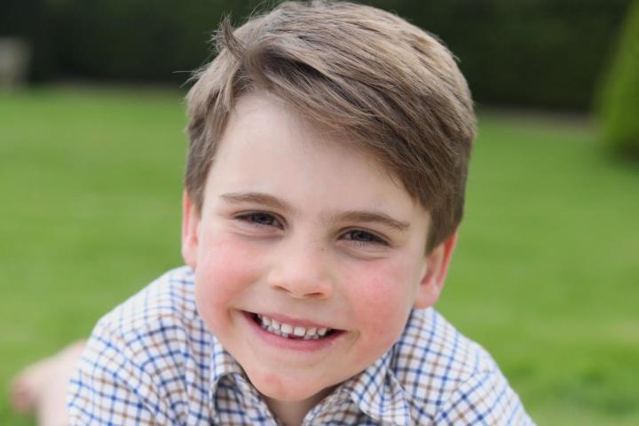 Retrato del príncipe Luis por su sexto cumpleaños realizado por Kate Middleton.