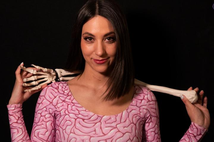 Maya Pixelskaya es la conductora del podcast 'Gente muerta' de Podimo.