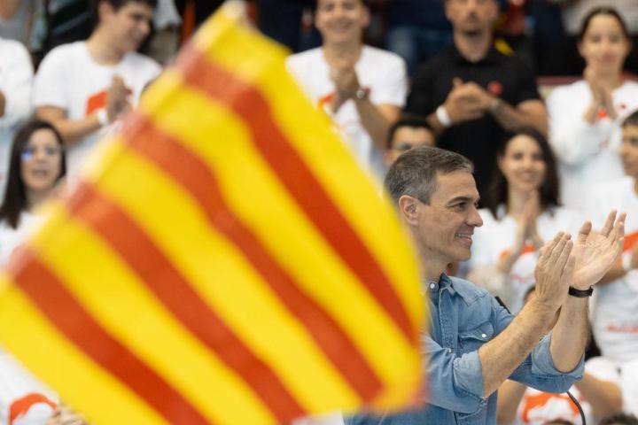 El presidente del Gobierno, Pedro Sánchez, en un mitin de la campaña electoral en Cataluña.
