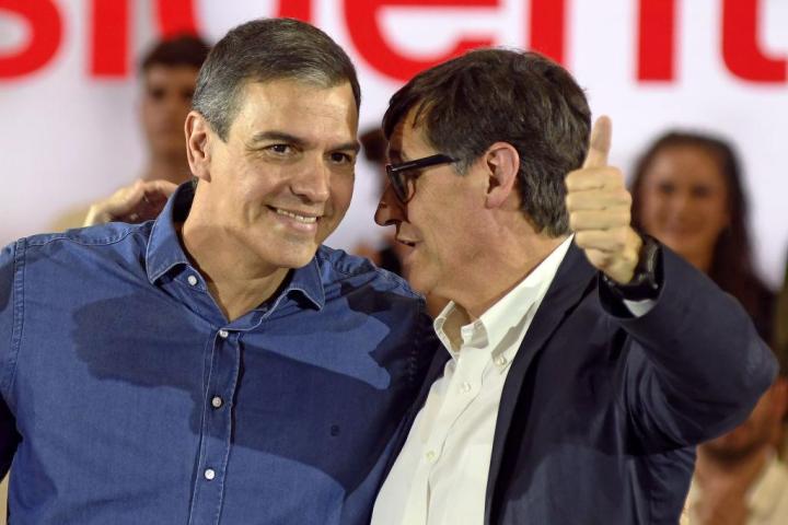 Pedro Sánchez y Salvador Illa conversan durante un mitin del PSC