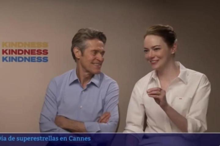Los actores Emma Stone y Willem Dafoe, con Carlos del Amor.
