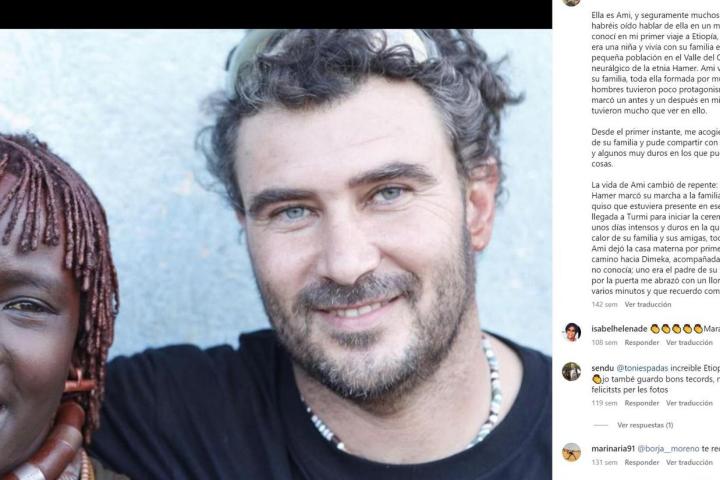 Fotografía tomada de la cuenta en Instagram de Toni Espadas donde aparece junto a una joven en uno de sus primeros viajes a Etiopía