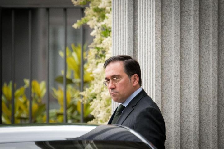 José Manuel Albares, con gesto muy serio tras su reunión con el embajador argentino