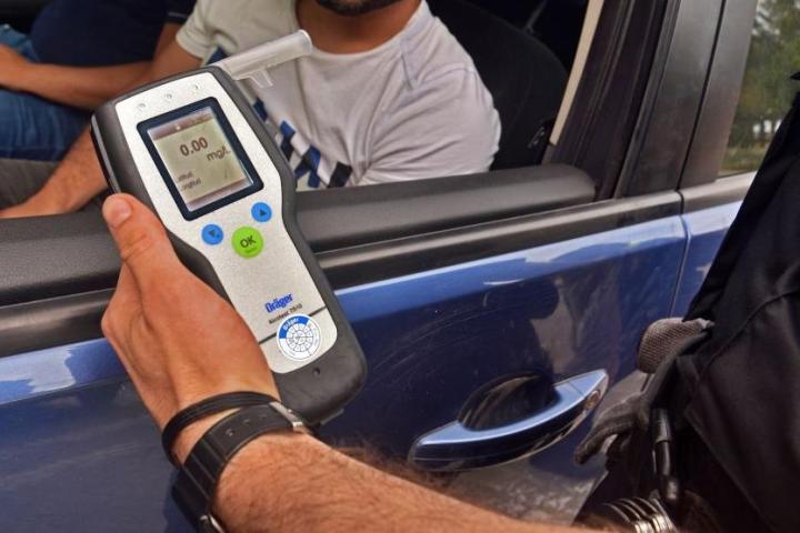 Un policía practica un test de alcohol a un conductor en España.