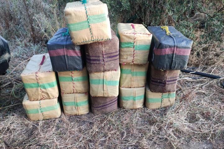 -La Guardia Civil ha detenido esta madrugada a nueve narcotraficantes que estaban con 2.500 kilos de hachís en la desembocadura del río Guadalquivir y que recibieron a los agentes que iban a interceptarles con descargas de armas de guerra.