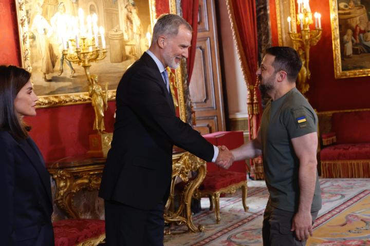 Volodimir Zelenski saluda a Felipe VI en la recepción oficial en La Zarzuela