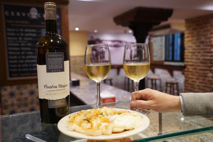 El vino Cuatro Rayas Longverde es un gran compañero del pulpo a feira.