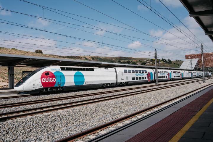 Un tren de la compañía Ouigo en la estación de Cuenca.