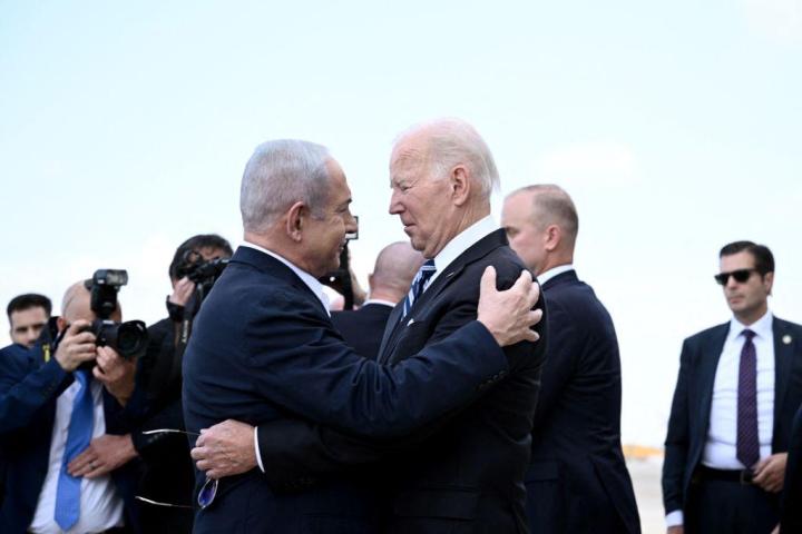Biden y Netanyahu se saludan afectuosamente en un encuentro en Tel Aviv