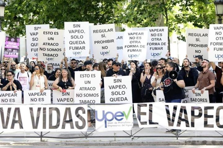 Imagen de la concentración encabezada por la Unión de Promotores y Empresarios del Vapeo (UPEV)