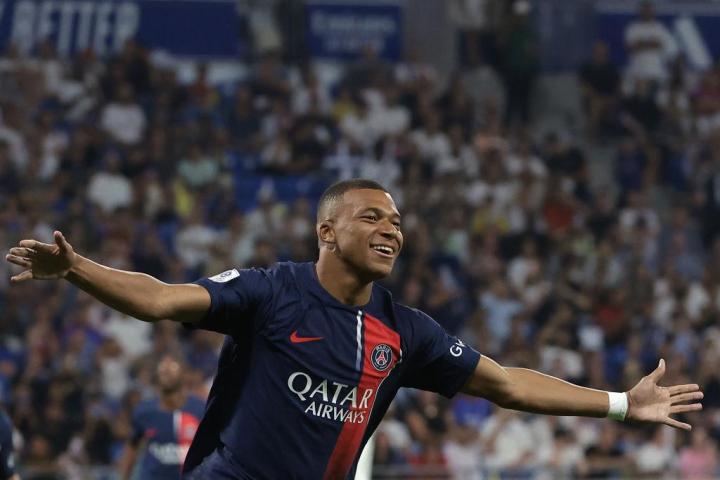 Kylian Mbappé celebra un gol con la camista del PSG