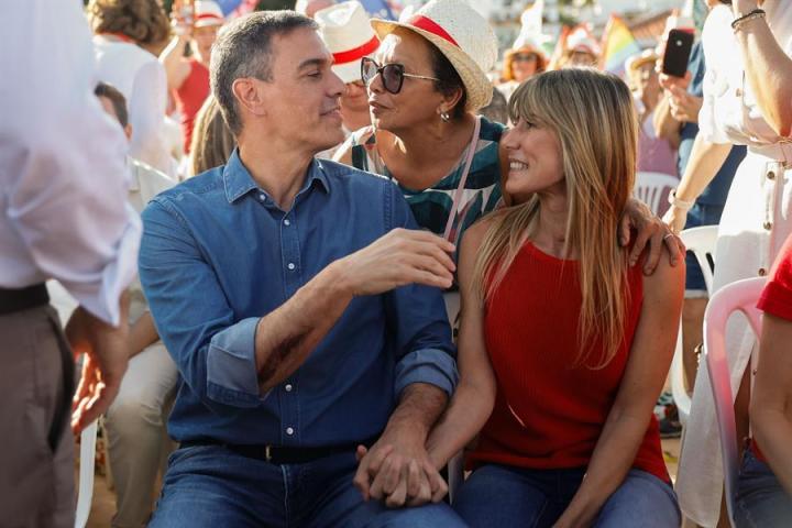 Pedro Sánchez y Begoña Gómez, de la mano en el mitin del PSOE