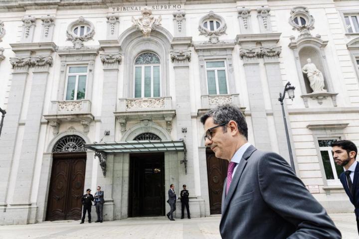 Felix Bolaños pasa por delante de la sede del Tribunal Supremo en Madrid.