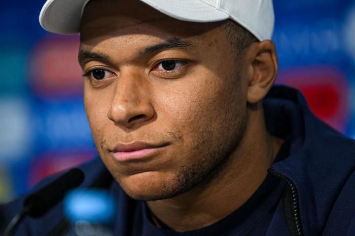 Gesto serio de Kylian Mbappé