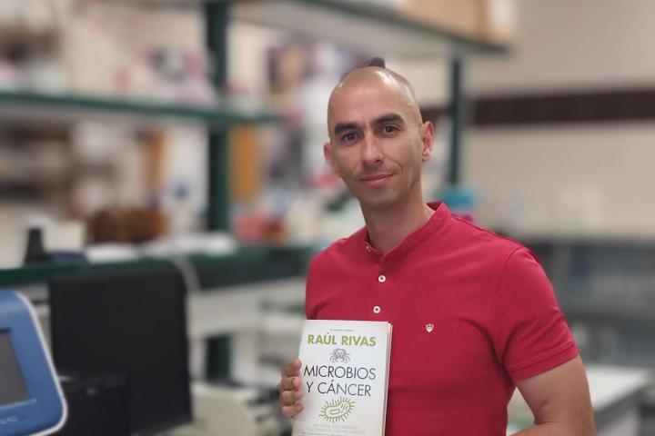 El microbiólogo y divulgador Raúl Rivas.