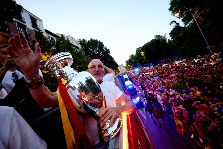 El seleccionador español, Luis de la Fuente, junto al trofeo de la Eurocopa 2024 en la 'rúa' por las calles de Madrid.