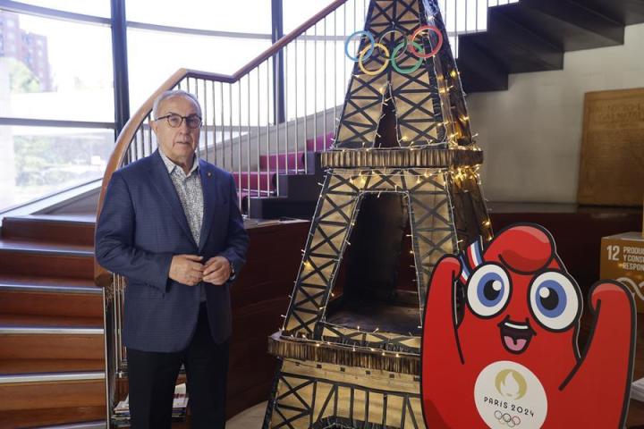 Alejandro Blanco, junto a los símbolos de Paris 2024