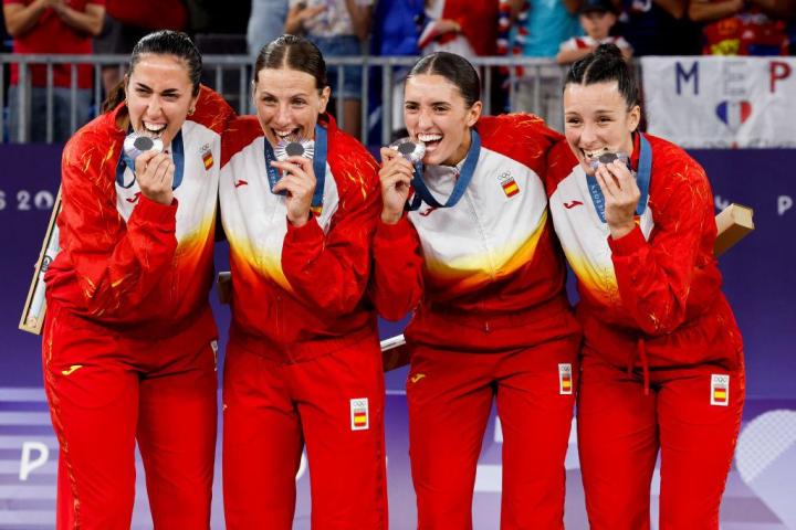 alt="alt="Vega Gimeno de España, y Sandra Ygueravide de España, Juana Camilión de España y García Alonso de España exultantes con su medalla de plata.""