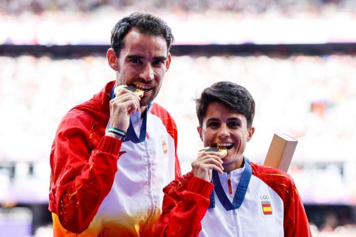 Álvaro Martín y María Pérez celebran su oro en el relevo de marcha ya en el podio del estadio olímpico