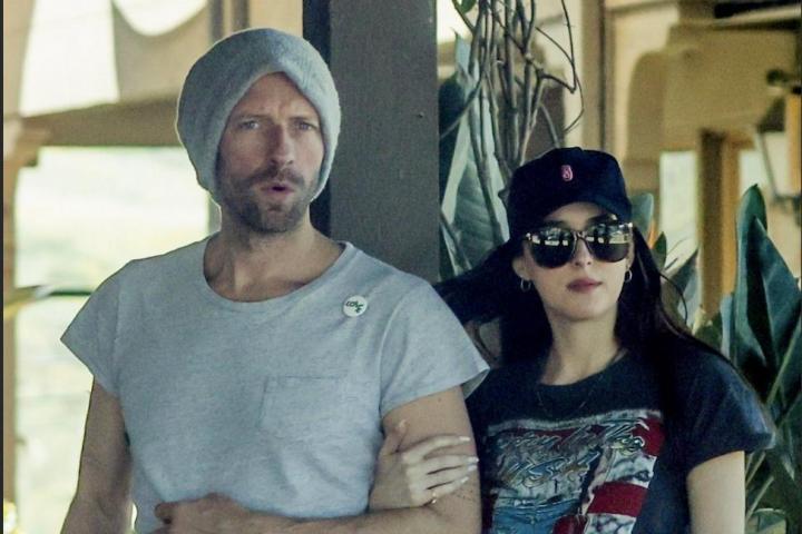 El líder de Cold Play, Chris Martin, y la actriz Dakota Johnson juntos en una imagen de archivo de 2020.