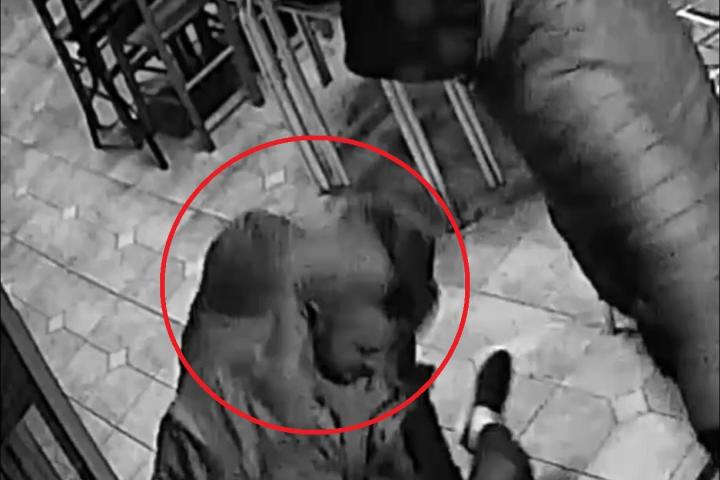 Captura de las grabaciones de la cámara de vídeo vigilancia del local zaragozano, durante los hechos.