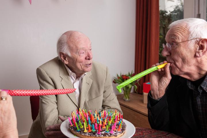 Varias personas mayores celebrando un cumpleaños.