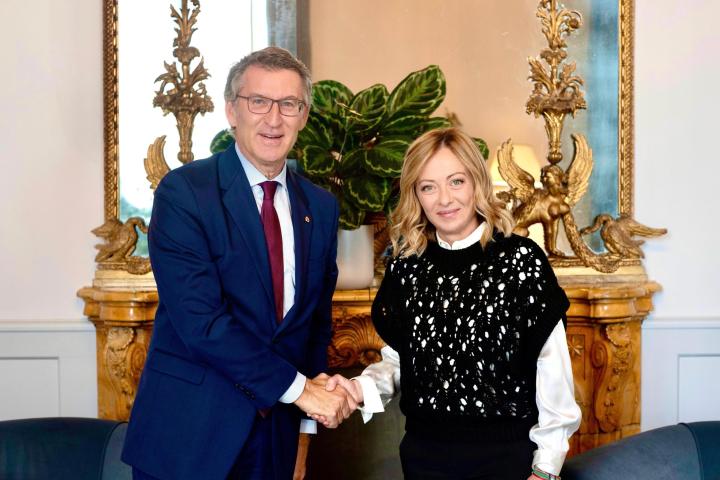 Alberto Núñez Feijóo con Giorgia Meloni durante su encuentro en Roma
