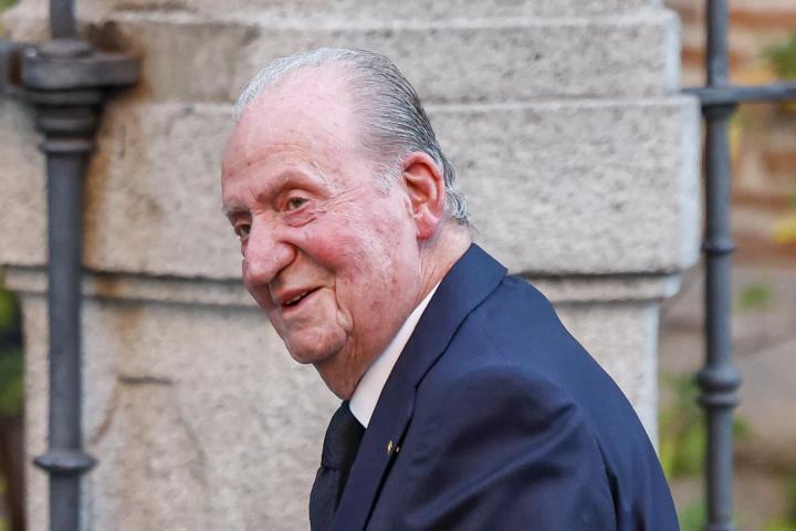 El rey Juan Carlos I, fotografiado en el funeral de Juan Gómez Acebo en Madrid el 8 de septiembre de 2024.