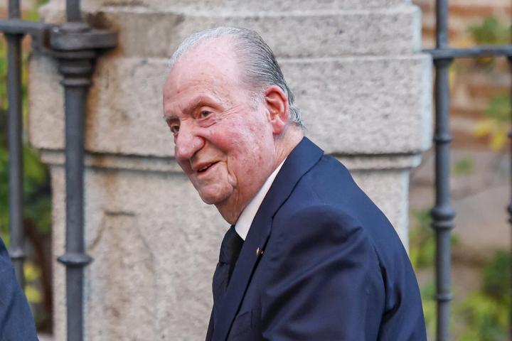 El rey Juan Carlos I, fotografiado en el funeral de Juan Gómez Acebo en Madrid el 8 de septiembre de 2024.