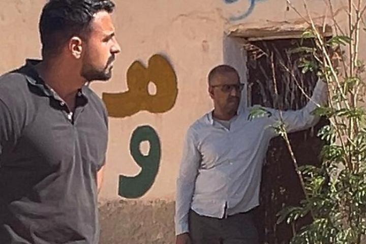 Eduardo Blasco, frente a una guardería destruida en el Sáhara Occidental