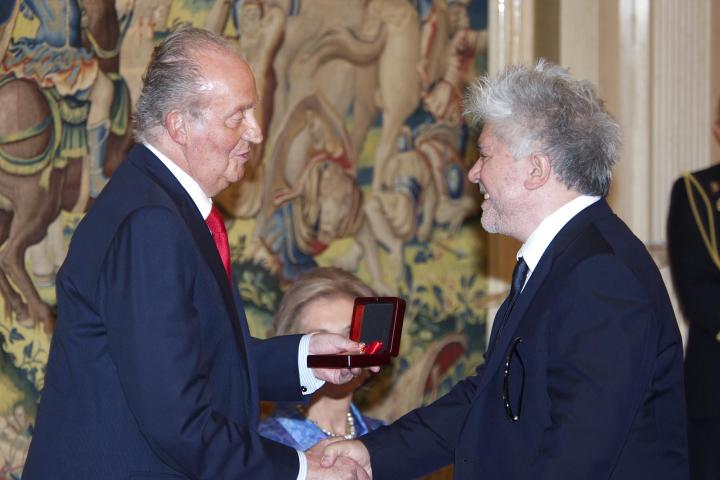 Foto de archivo de Juan Carlos I saludando a Pedro Almodóvar.