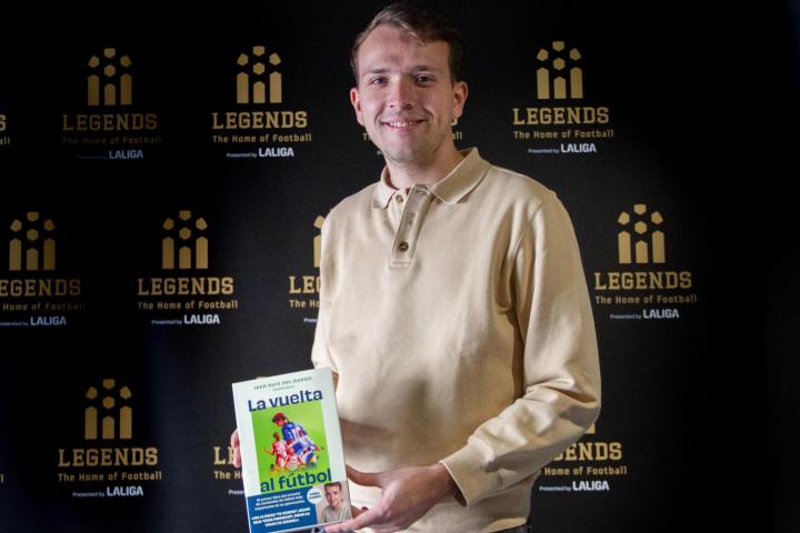 Iker Ruiz del Barco, 'Elefutbol' en redes, posa con su libro