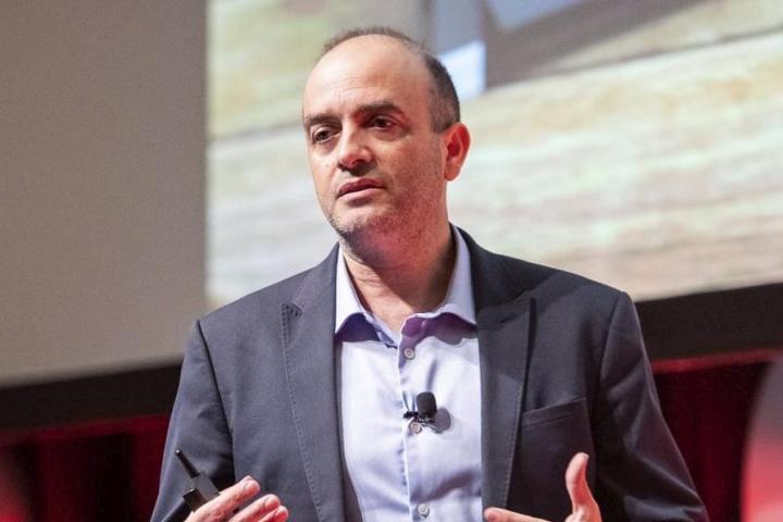 El ingeniero español Omar Hatamleh en una conferencia.