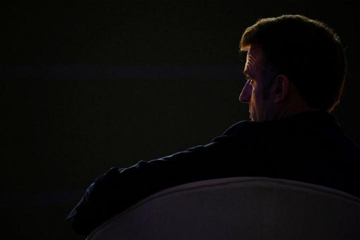 Macron, en una metafórica imagen en la oscuridad