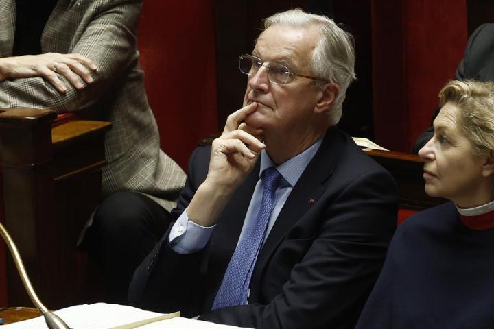 Michel Barnier, pensativo antes de la votación de la moción de censura contra él